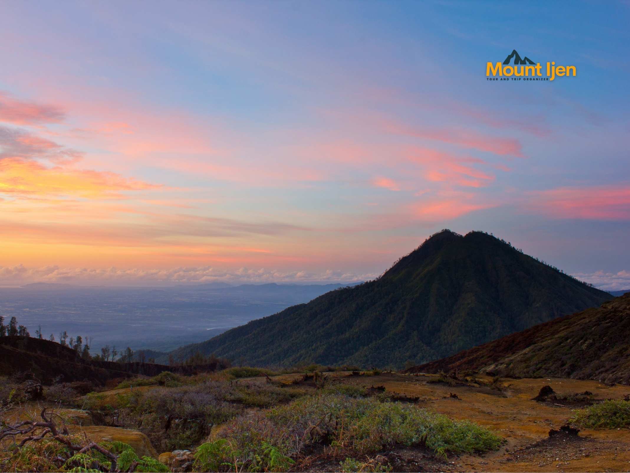 Sunrise view during Mount Ijen Tour from Banyuwangi at the crater rim