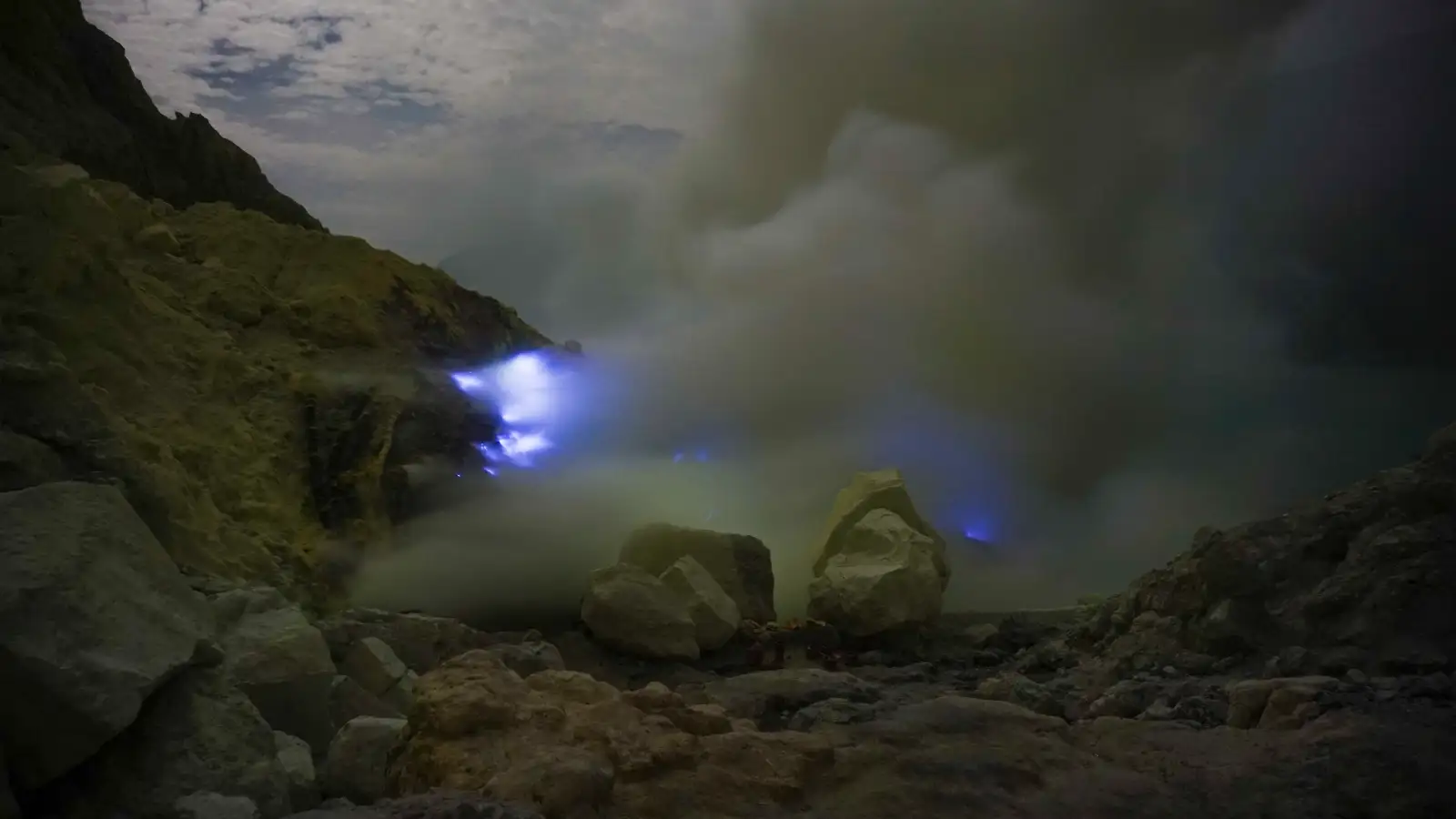 Stunning panoramic view of the Ijen Crater acid lake during the day